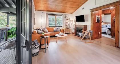Riverfront Cabin wFirepit, Pool Table, Porch, WiFi