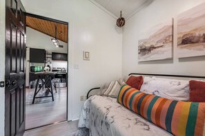 4 habitaciones, tabla de planchar con plancha, wifi y ropa de cama