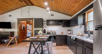 Riverfront Cabin wFirepit, Pool Table, Porch, WiFi