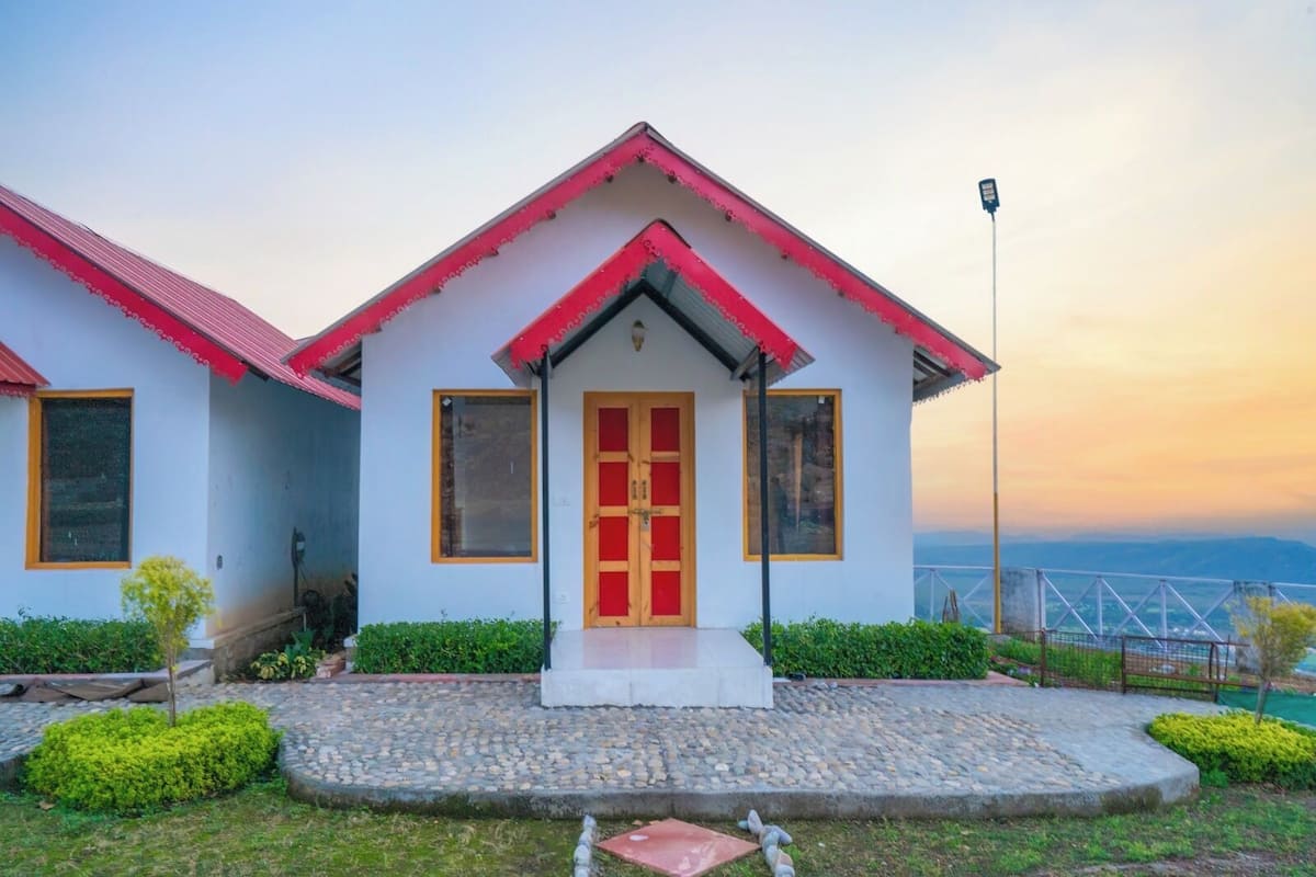 Soundproofing, free WiFi, bed sheets