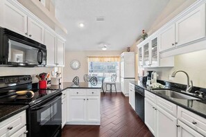 Fridge, microwave, oven, stovetop - Hidden Jewel  WITH A POOL (Navarre)