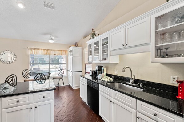 Fridge, microwave, oven, stovetop - An outdoor entertainer’s dream! (Navarre)