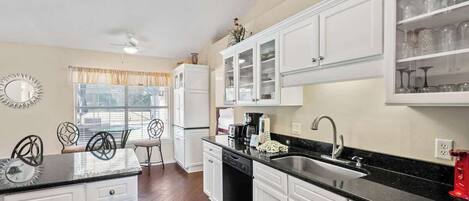 Frigorífic, microones, forn i placa de cuina