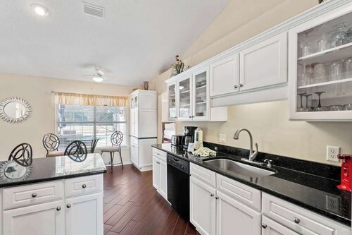 Pet-Friendly Navarre Retreat With a Huge Pool and Outdoor Dining