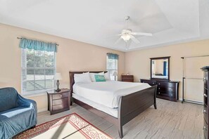 4 bedrooms, iron/ironing board, travel crib, free WiFi - Hidden Jewel WITH A POOL (Navarre)