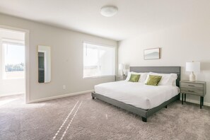 3 habitaciones, tabla de planchar con plancha, wifi y ropa de cama