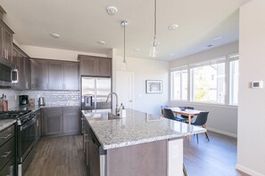 Refrigerador, microondas, horno, placa de cocina