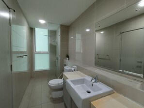 Apartment | Bathroom | Shower, hair dryer, bidet, towels