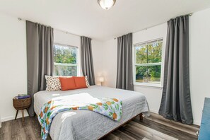 3 habitaciones, escritorio, tabla de planchar con plancha y wifi gratis