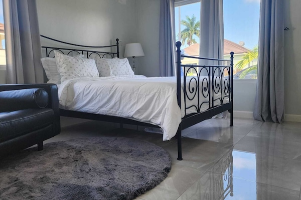 3 habitaciones, cortinas blackout y tabla de planchar con plancha