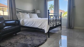 House | 3 bedrooms, blackout drapes, iron/ironing board, free WiFi