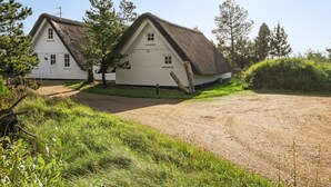 Two white houses with thatched roofs, surrounded by greenery and a gravel path. - "Ilona" - 2km from the sea by Interhome (Rømø)