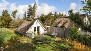 A thatched-roof house with a small patio and a wooden bench. - "Ilona" - 2km from the sea by Interhome (Rømø)