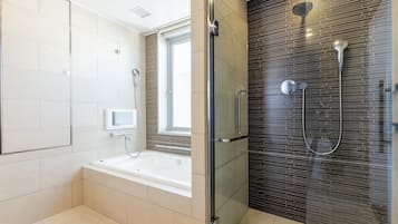 Deluxe Quadruple Room, Non Smoking | Bathroom