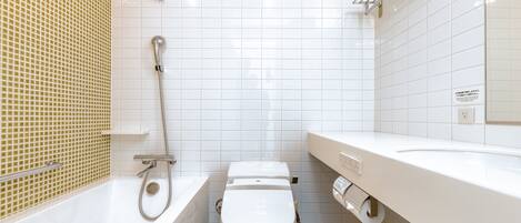 Un baño moderno con bañera, inodoro y lavamanos.