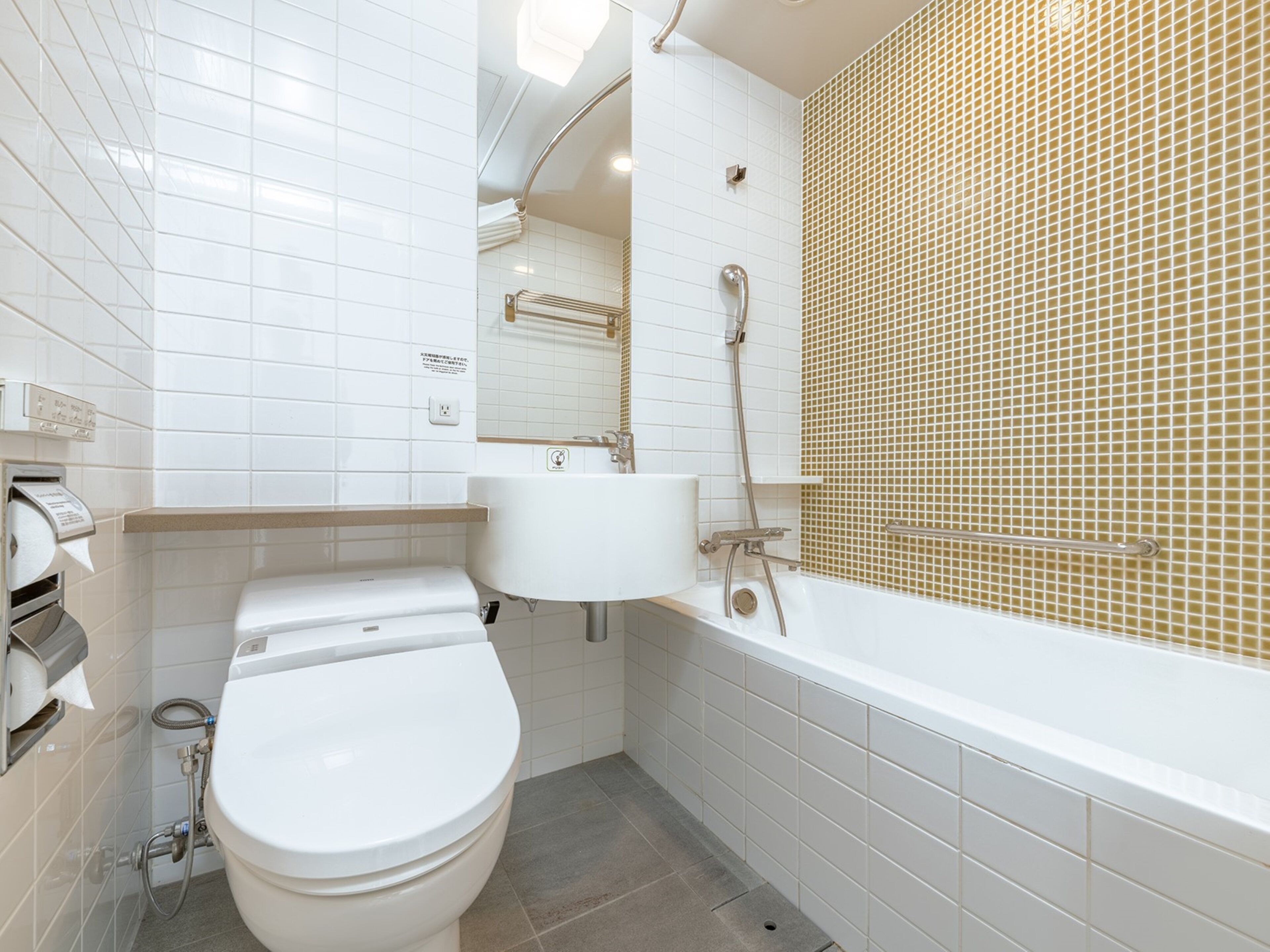 Un baño moderno con inodoro, lavabo y ducha.