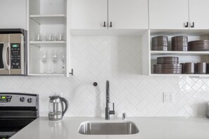 Fridge, microwave, oven, dishwasher - Terrific Bell Town Jr 1BR w/ Dog Park, nr Arena & Dining, by Blueground (Seattle)