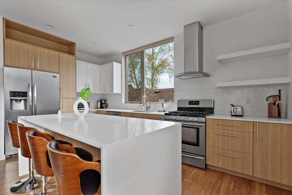 Fridge, microwave, oven, dishwasher - Stylish Westlake 2BR, nr Shopping & Entertainment, by Blueground (Seattle)