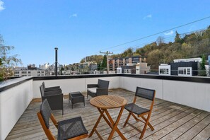 Outdoor dining - Stylish Westlake 2BR, nr Shopping & Entertainment, by Blueground (Seattle)