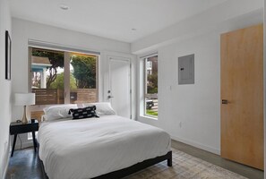 2 bedrooms, iron/ironing board, WiFi, bed sheets - Stylish Westlake 2BR, nr Shopping & Entertainment, by Blueground (Seattle)