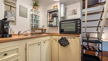 Fridge, stovetop, coffee/tea maker, electric kettle