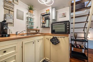 Refrigerador, placa de cocina, cafetera/tetera, tetera/pava eléctrica