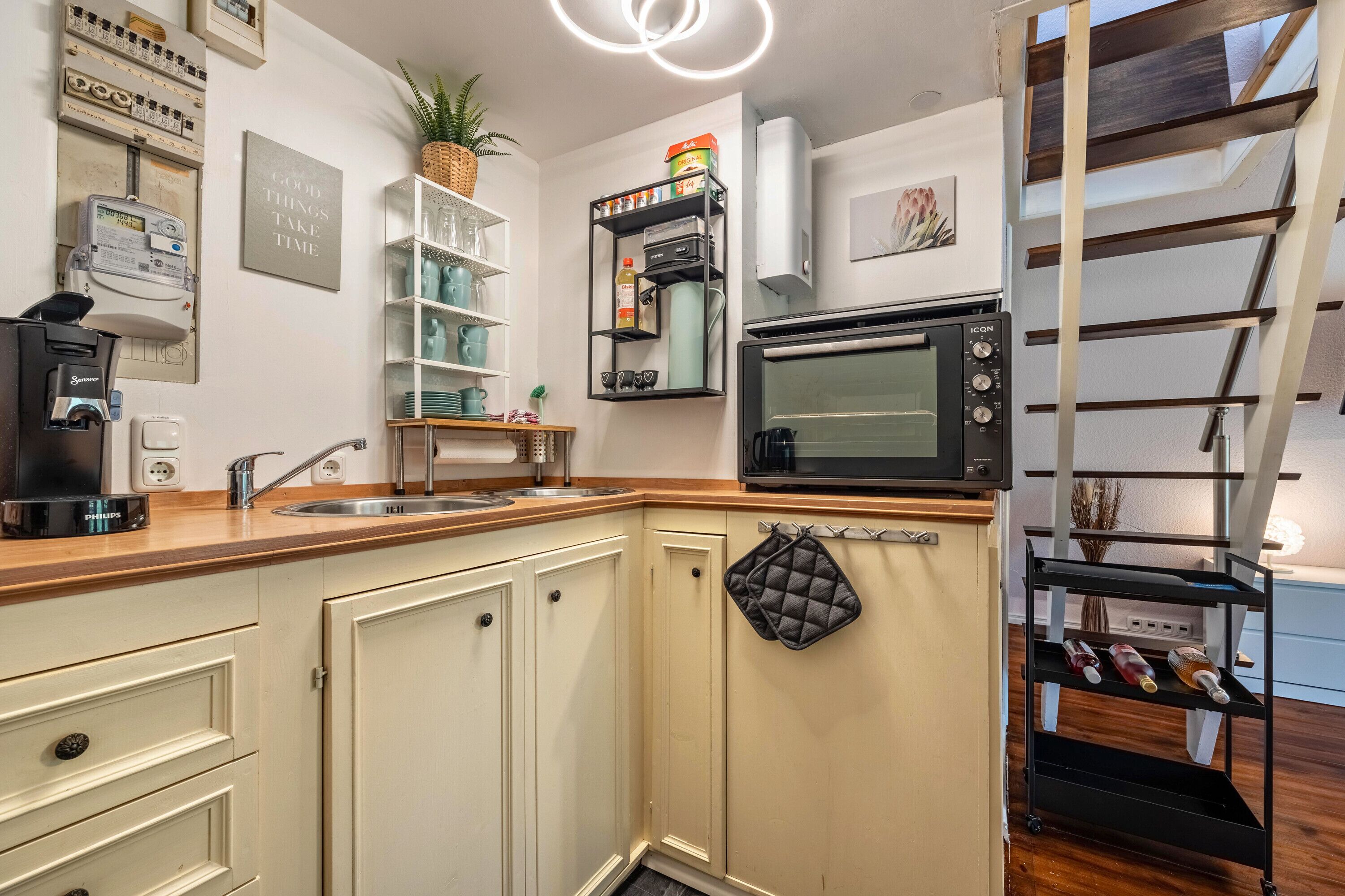 Frigorífico, placa de cocina, cafetera o tetera y hervidor eléctrico