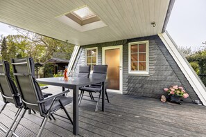 Outdoor dining - Holiday Home 'Elbliebe' with Private Terrace, Wi-Fi and Air Conditioning (Dannenberg)