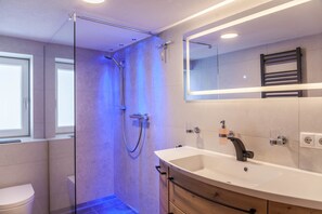 Douche, sèche-cheveux, serviettes fournies