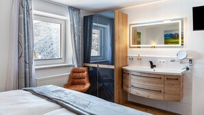 A bedroom with a bed, a chair, a window with curtains, a mirror, and a wooden cabinet with drawers. - Holiday Apartment "Elena" with Mountain View, Shared Terrace & Wi-Fi (See)