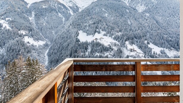 A wooden balcony with a view of snow-covered mountains and forested slopes. - Holiday Apartment "Elena" with Mountain View, Shared Terrace & Wi-Fi (See)