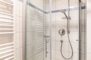 Dusche, Haartrockner, Handtücher