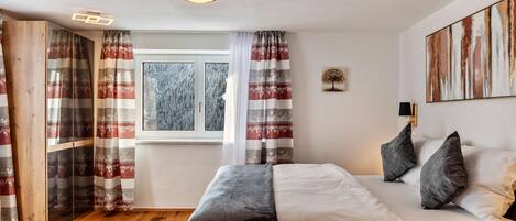 2 chambres, fer et planche à repasser, Wi-Fi gratuit, draps fournis