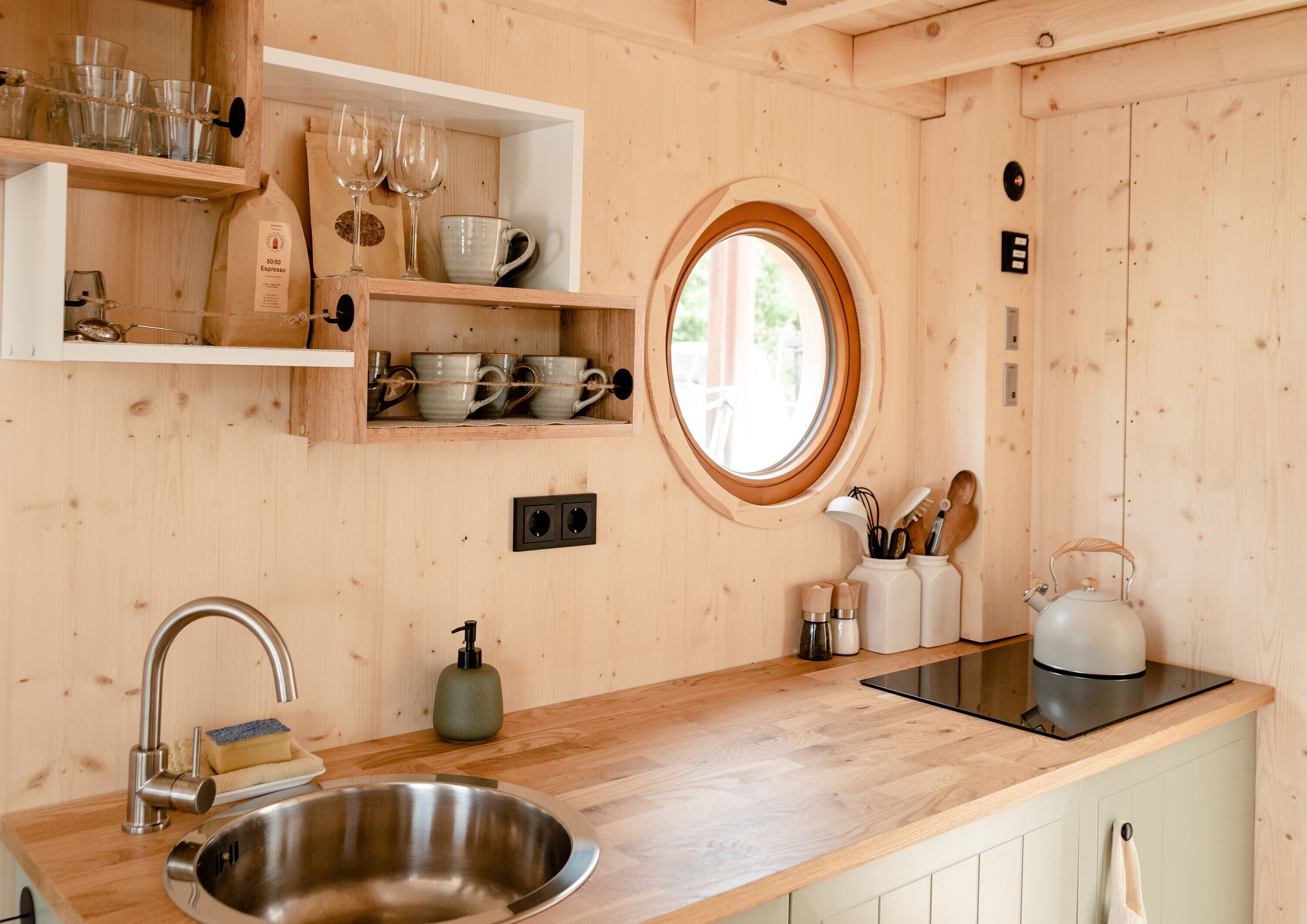 Kühlschrank, Herdplatte, Kochgeschirr/Geschirr/Besteck