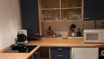 Réfrigérateur, micro-ondes, plaque de cuisson, lave-vaisselle