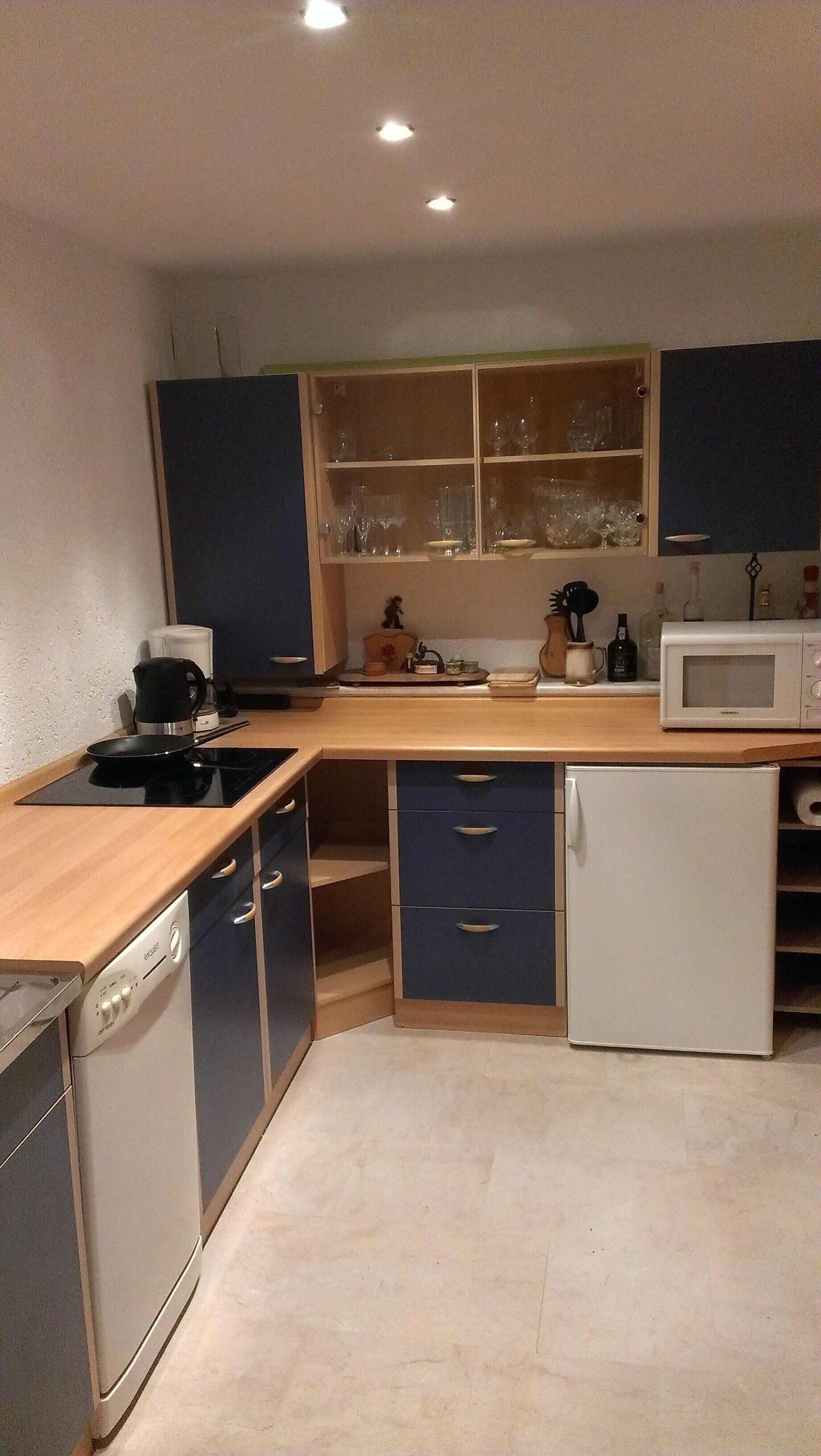 Køleskab, mikrobølgeovn, kogeplade, opvaskemaskine