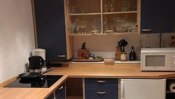 Køleskab, mikrobølgeovn, kogeplade, opvaskemaskine