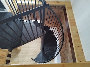 A spiral staircase with a metal railing, wooden steps, and a brick wall. - Apartment 'Kleine Auszeit 2' with Private Terrace and Wi-Fi (Forst)