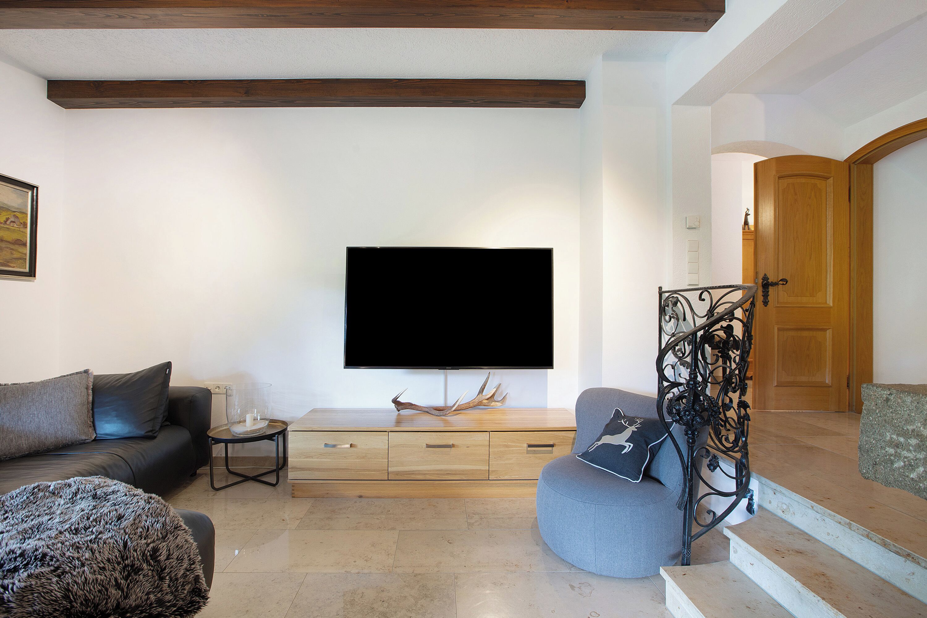 Een televisie, een open haard en een stereo