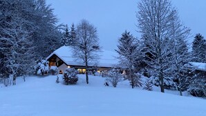 A snow-covered landscape with a wooden cabin and trees. - Holiday Home 'Amadeus Black Forest Mountain' with Mountain View, Private Terrace and Wi-Fi (Todtmoos)
