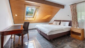 A bedroom with a sloped ceiling, a skylight, a bed, a desk, and a chair. - Holiday Home 'Amadeus Black Forest Mountain' with Mountain View, Private Terrace and Wi-Fi (Todtmoos)