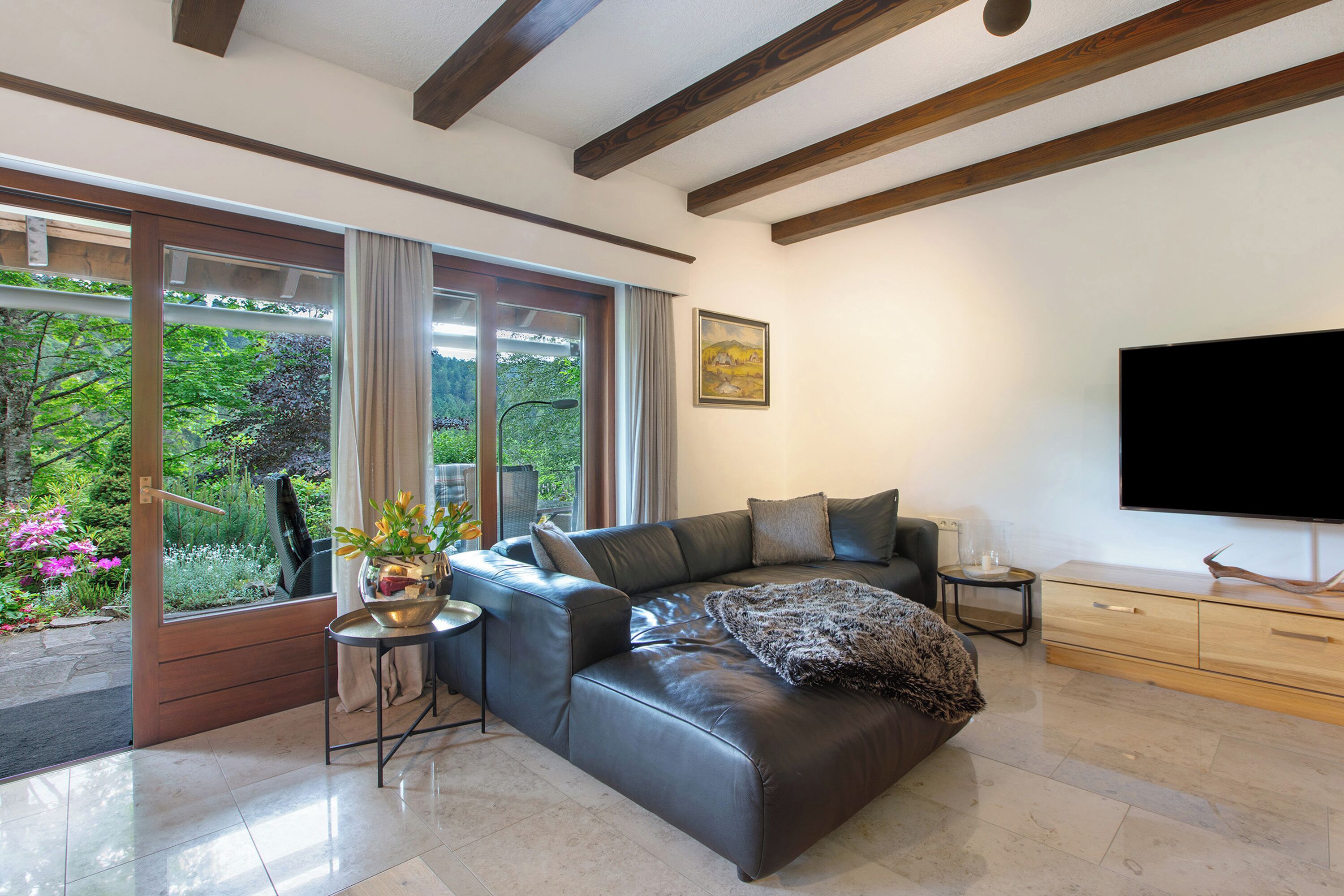 Een televisie, een open haard en een stereo