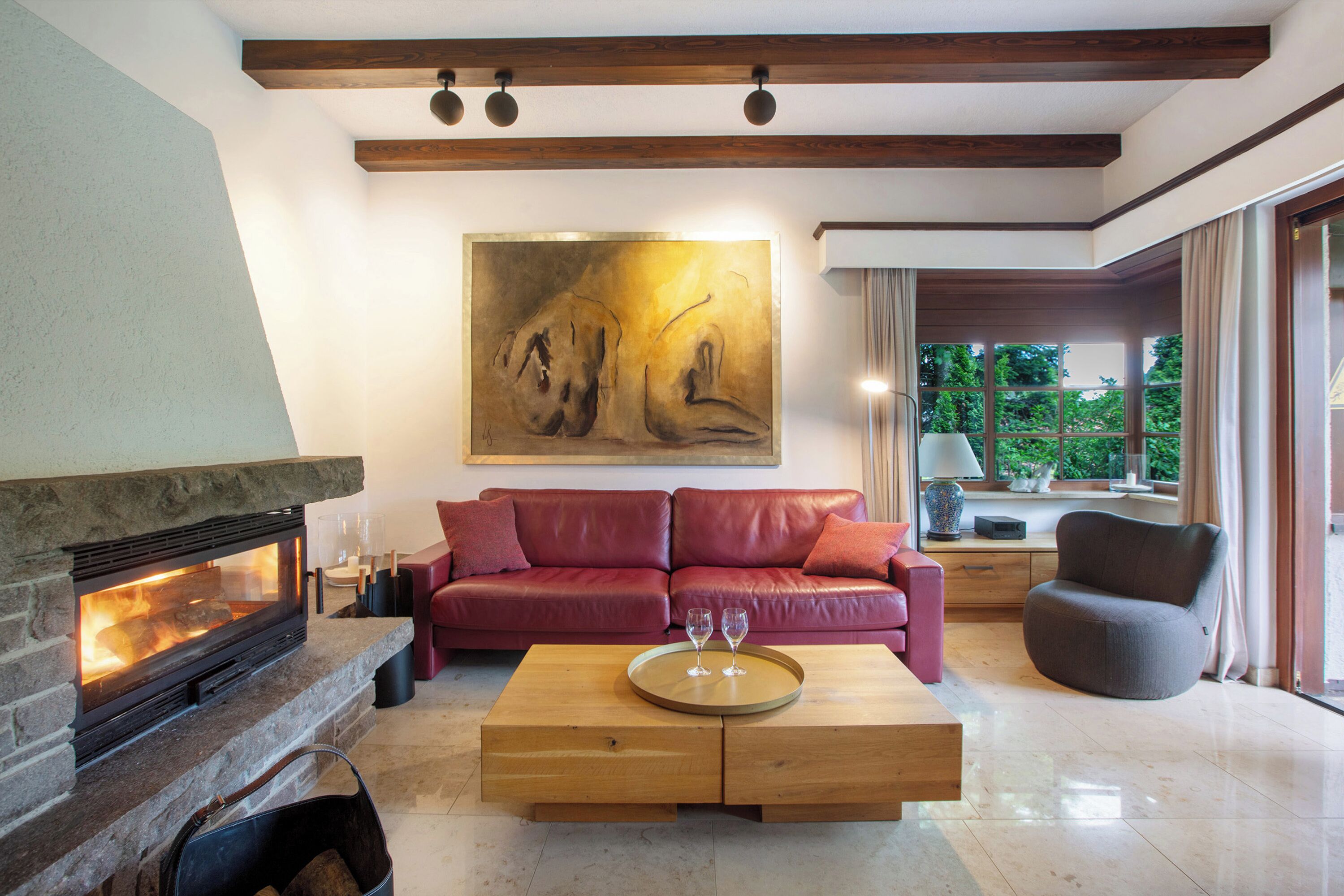 Een televisie, een open haard en een stereo