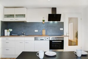 Een koelkast, een oven, een kookplaat, een vaatwasser