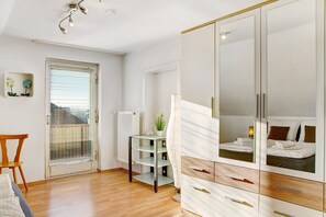 3 slaapkamers, een strijkplank/strijkijzer, gratis wifi, beddengoed