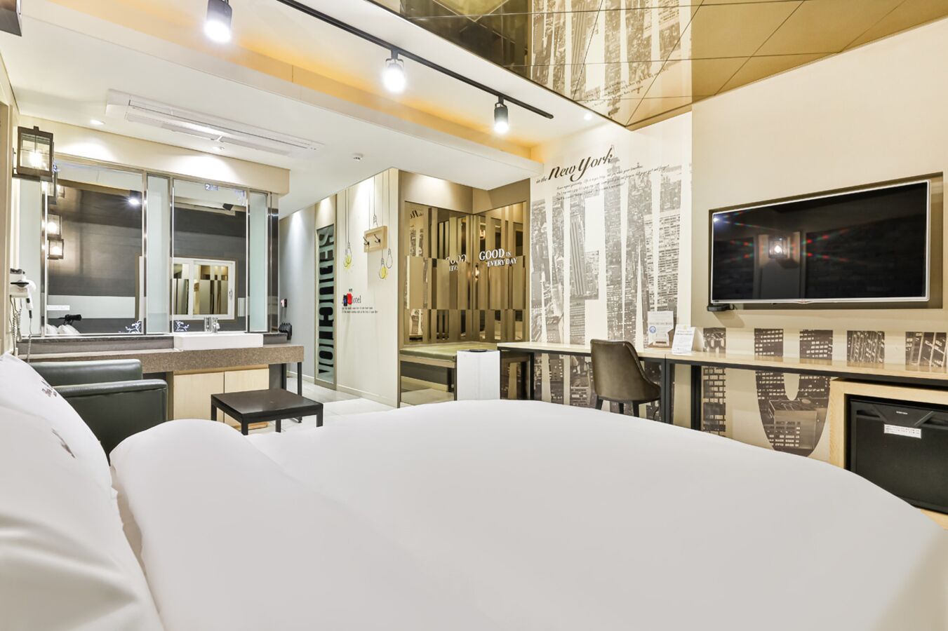 스탠다드룸, 더블침대 1개 | 고급 침구, 메모리폼 침대, 각각 다른 스타일의 인테리어, 책상