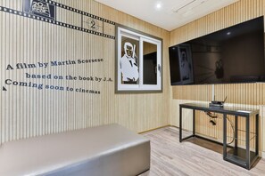 Family Twin Room, 2 Double Beds - Free Breakfast for 2 Included | 高档床上用品、记忆海绵床垫、特色装修、办公桌