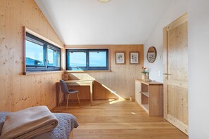 3 chambres, bureau, Wi-Fi gratuit, draps fournis