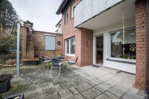 Outdoor dining - Holiday Apartment "Sunshine" with Private Terrace, Private Garden and Wi-Fi (Porta Westfalica)