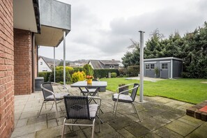 Outdoor dining - Holiday Apartment "Sunshine" with Private Terrace, Private Garden and Wi-Fi (Porta Westfalica)